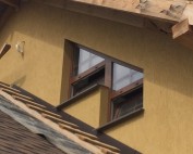 Треугольный окна с ламинированным шпросом.