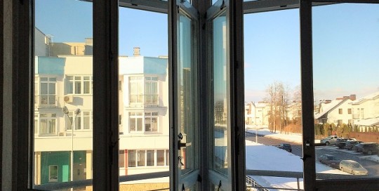 Эркерное соединение Schuco. Профиль Schuco Corona CT 70, фурнитура Schuco Vario Tec NI ламинация изнутри - Renolit Light Grey;